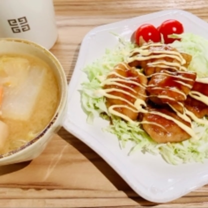 ご飯の代わりにキャベツをしいて、少しヘルシー(？)に食べました。
簡単でした〜(^^)